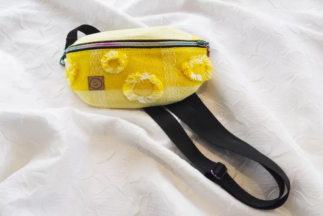 Sac banane tissé, de couleur jaune, orné de fleurs