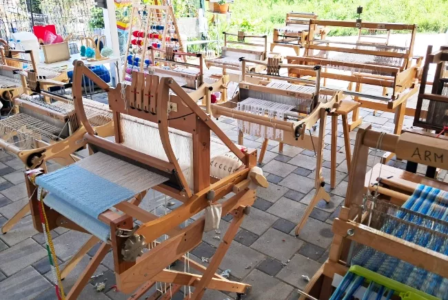 Atelier de tissage en plein air avec les différents métiers à tisser pour enfant
