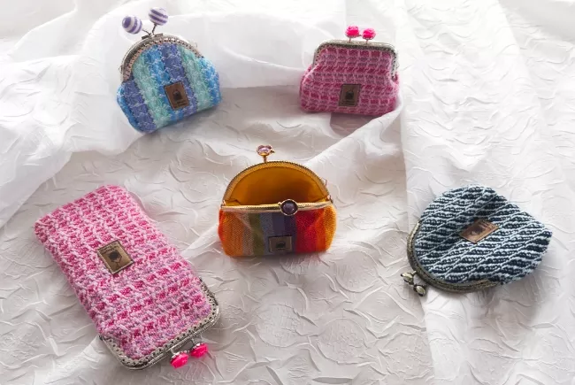 Lot d'étuis à lunettes et de porte-monnaies tissés