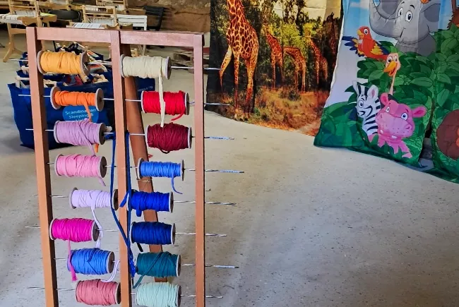 Exposition de diverses bobines de fils à tisser