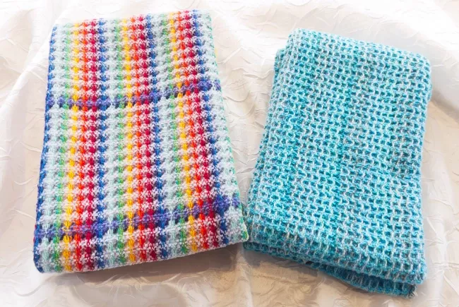 Lots de deux Essuie-mains tissés, un de couleur arc-en-ciel et l'autre de couleur bleue