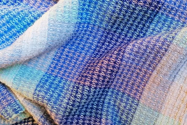 Linge de bain tissé, de couleur bleue-violacé