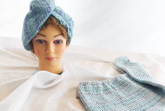 Turban tissé, de couleurs bleues et truquoises
