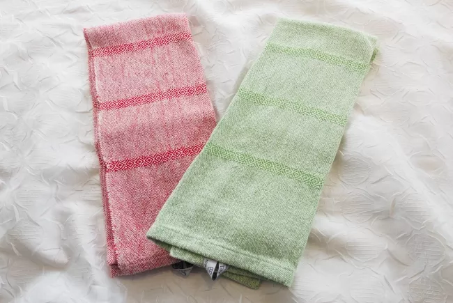 Lot de deux linges de cuisine tissés, un vert et un rouge