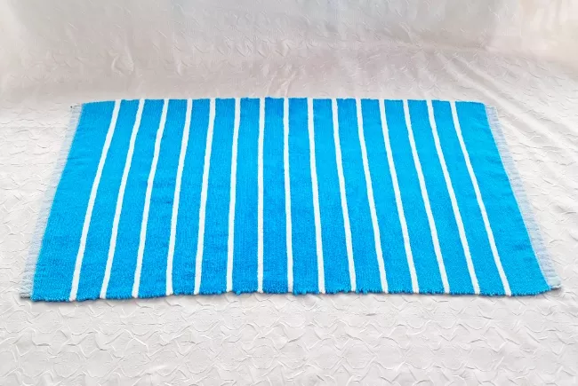 Tapis de douche tissé, de couleurs bleues et blanches