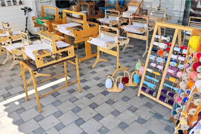Atelier de tissage en plein air avec les différents métiers à tisser pour enfant