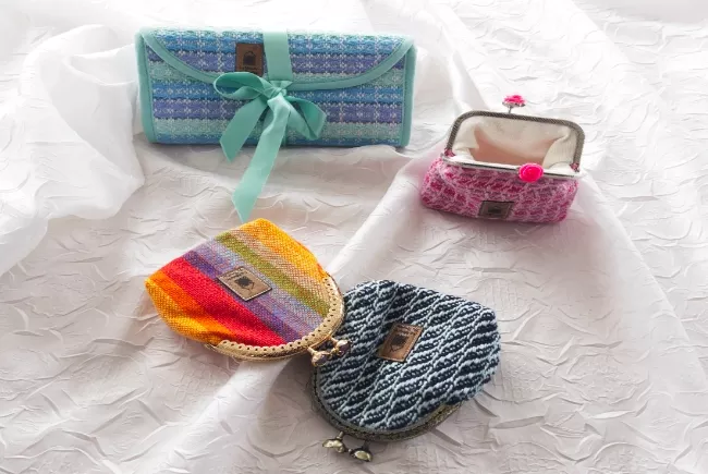 Lot d'étuis à lunettes et de porte-monnaies tissés