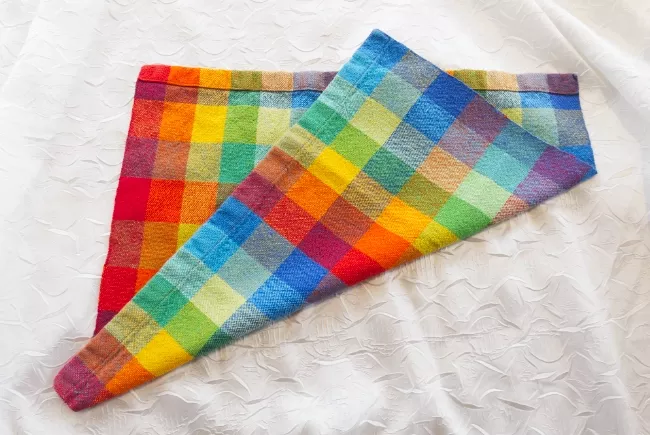 Linge de cuisine tissé, carolé aux couleurs de l'arc-en-ciel